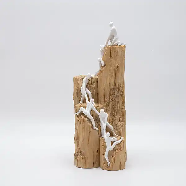 ΔΙΑΚΟΣΜΗΤΙΚΟ ΓΛΥΠΤΟ ΜΕ ΑΝΘΡΩΠΙΝΕΣ ΦΙΓΟΥΡΕΣ ΠΟΥ ΣΚΑΡΦΑΛΩΝΟΥΝ ΠΟΛΥΡΕΖΙΝ ΦΥΣΙΚΟ-ΛΕΥΚΟ 11.5×11.5×28.5cm