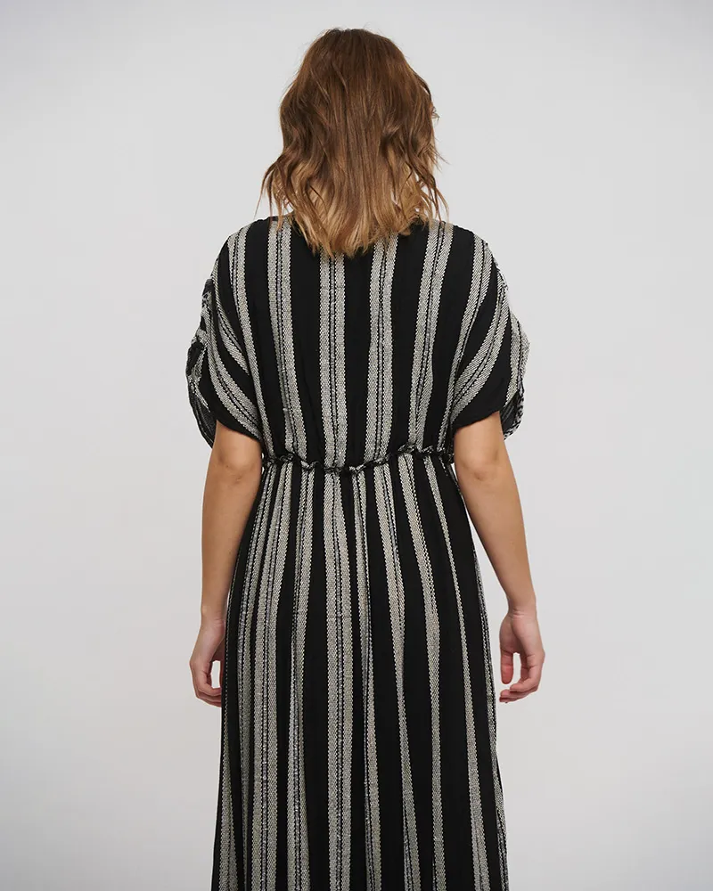 ΦΟΡΕΜΑ ΜΑΚΡΥ ΜΕ 3/4 ΜΑΝΙΚΙ ΣΕ ΜΑΥΡΟ ΧΡΩΜΑ ΜΕ ΑΣΠΡΟΜΑΥΡΕΣ ΛΕΠΤΟΜΕΡΕΙΕΣ ONE SIZE (100% COTTON)