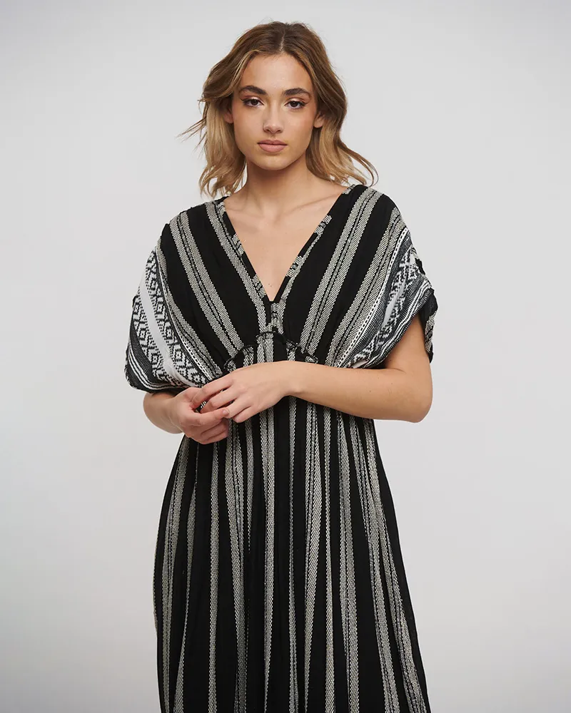 ΦΟΡΕΜΑ ΜΑΚΡΥ ΜΕ 3/4 ΜΑΝΙΚΙ ΣΕ ΜΑΥΡΟ ΧΡΩΜΑ ΜΕ ΑΣΠΡΟΜΑΥΡΕΣ ΛΕΠΤΟΜΕΡΕΙΕΣ ONE SIZE (100% COTTON)