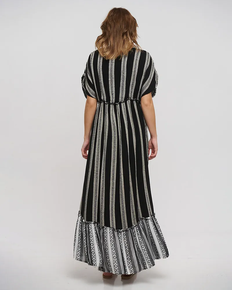 ΦΟΡΕΜΑ ΜΑΚΡΥ ΜΕ 3/4 ΜΑΝΙΚΙ ΣΕ ΜΑΥΡΟ ΧΡΩΜΑ ΜΕ ΑΣΠΡΟΜΑΥΡΕΣ ΛΕΠΤΟΜΕΡΕΙΕΣ ONE SIZE (100% COTTON)