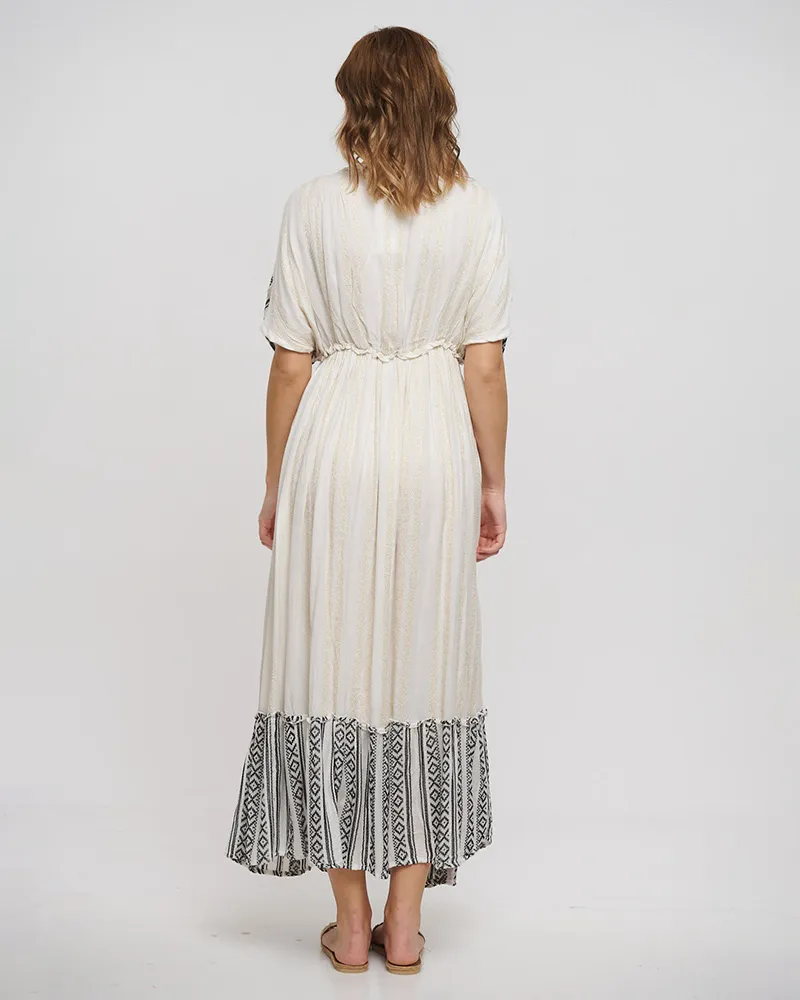 ΦΟΡΕΜΑ ΜΑΚΡΥ ΜΕ 3/4 ΜΑΝΙΚΙ ΣΕ ΛΕΥΚΟ ΧΡΩΜΑ ΜΕ ΑΣΠΡΟΜΑΥΡΕΣ ΛΕΠΤΟΜΕΡΕΙΕΣ ONE SIZE (100% COTTON)