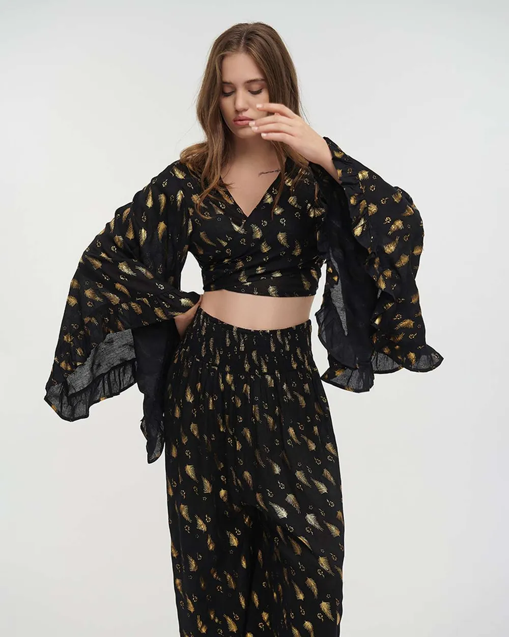 ΤΟΠ ΚΟΝΤΟ ΔΕΤΟ ΣΕ ΜΑΥΡΟ ΧΡΩΜΑ ΜΕ ΧΡΥΣΕΣ ΛΕΠΤΟΜΕΡΕΙΕΣ ΟNE SIZE(100% VISCOSE)