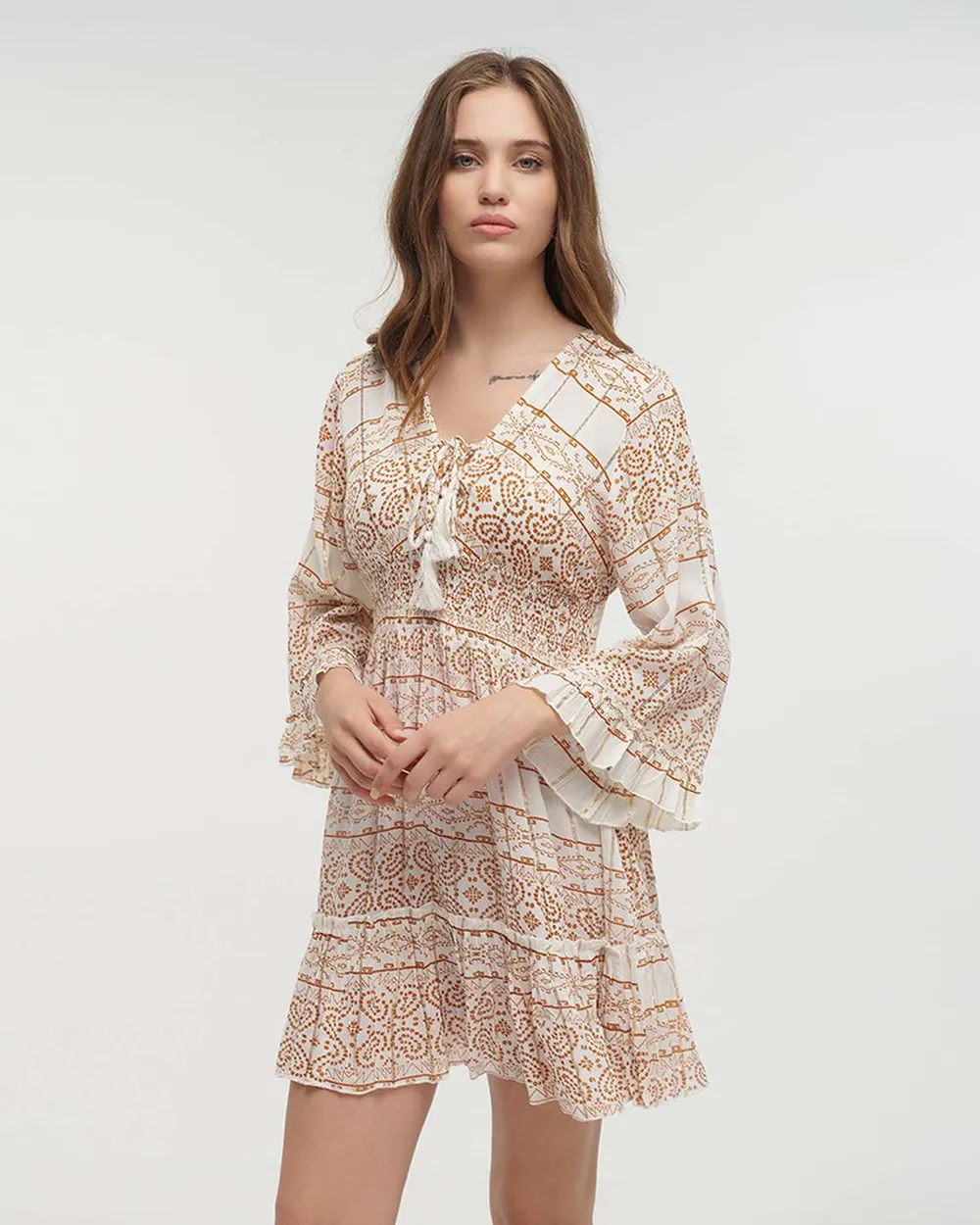 ΦΟΡΕΜΑ ΚΟΝΤΟ MΕ ΜΑΚΡΥ ΜΑΝΙΚΙ ΣΕ ΛΕΥΚΟ/ ΚΑΦΕ ΧΡΩΜΑ ΜΕ LUREX ONE SIZE(100% VISCOSE)