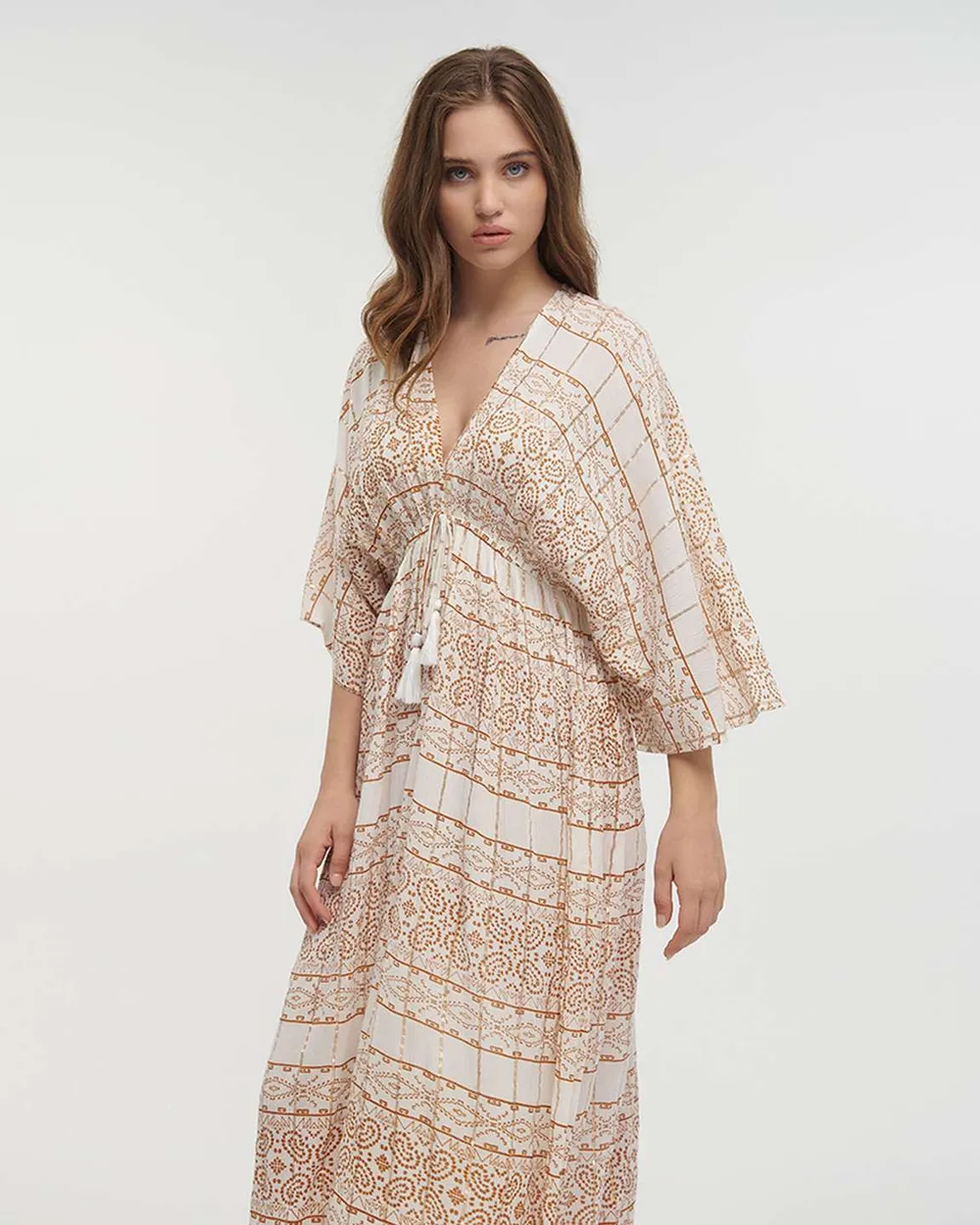 ΦΟΡΕΜΑ ΜΑΚΡΥ MΕ 3/4 ΜΑΝΙΚΙ ΣΕ ΛΕΥΚΟ/ ΚΑΦΕ ΧΡΩΜΑ ΜΕ LUREX ONE SIZE(100% VISCOSE)