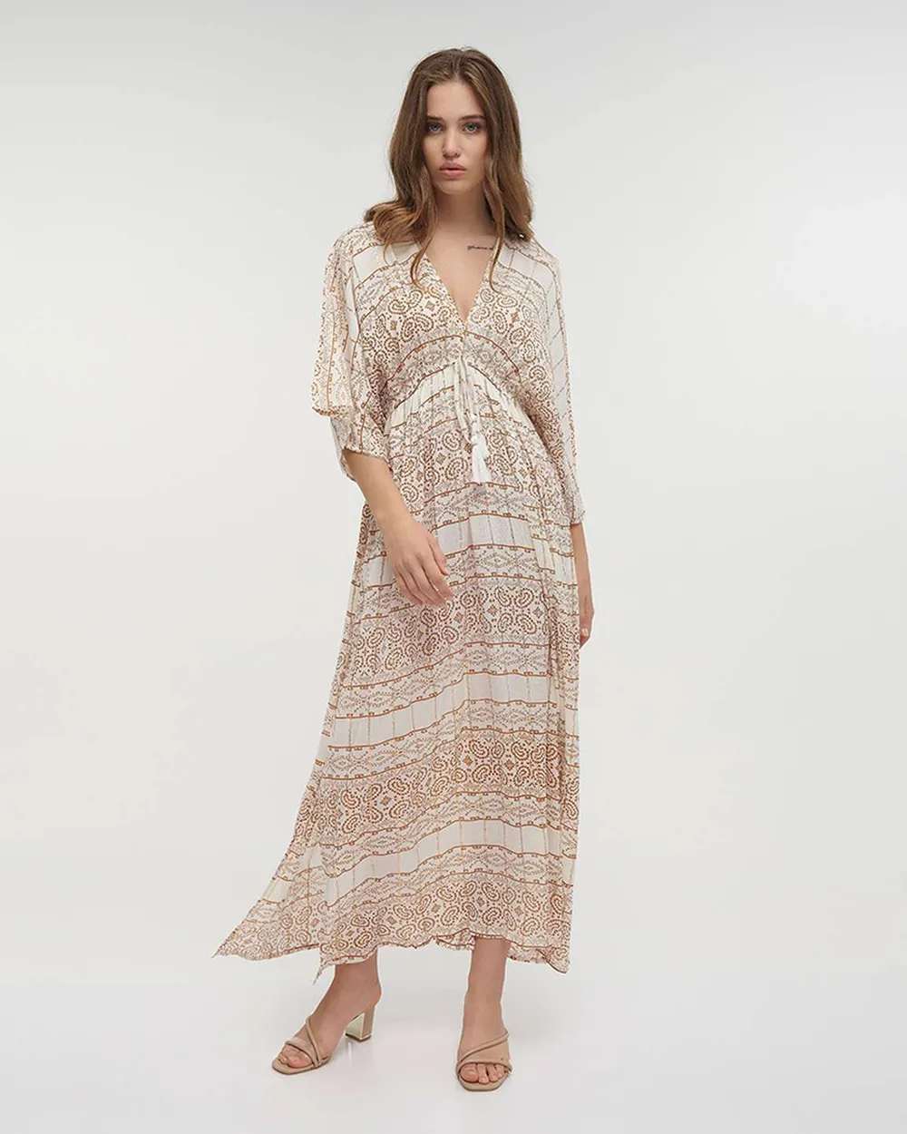 ΦΟΡΕΜΑ ΜΑΚΡΥ MΕ 3/4 ΜΑΝΙΚΙ ΣΕ ΛΕΥΚΟ/ ΚΑΦΕ ΧΡΩΜΑ ΜΕ LUREX ONE SIZE(100% VISCOSE)