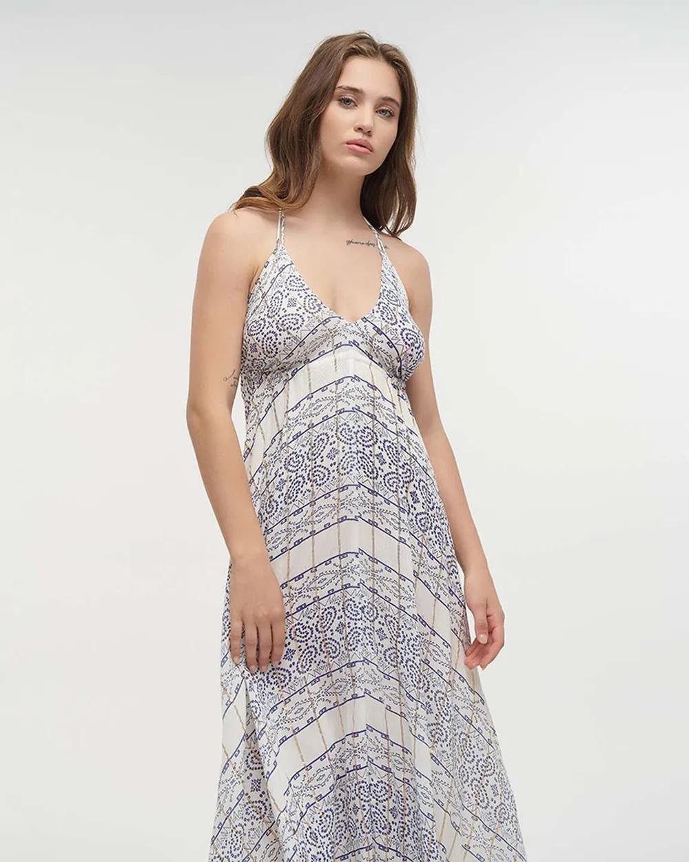 ΦΟΡΕΜΑ ΜΑΚΡΥ ΑΜΑΝΙΚΟ ΣΕ ΜΠΛΕ/ΛΕΥΚΟ ΧΡΩΜΑ ΜΕ LUREX ONE SIZE(100% VISCOSE)