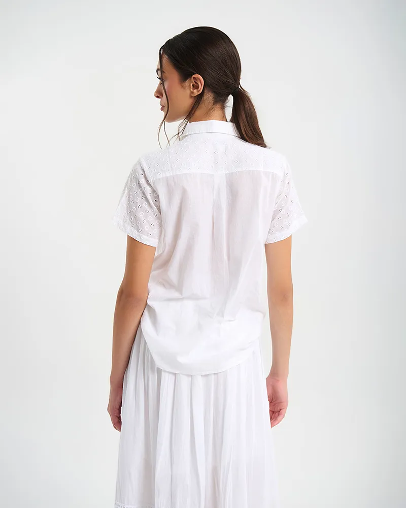 ΠΟΥΚΑΜΙΣΟ ΣΕ ΛΕΥΚΟ ΧΡΩΜΑ  ΜΕ ΚΕΝΤΗΜΑΤΑ ΣΤΑ ΜΑΝΙΚΙΑ ONE SIZE (100% COTTON)