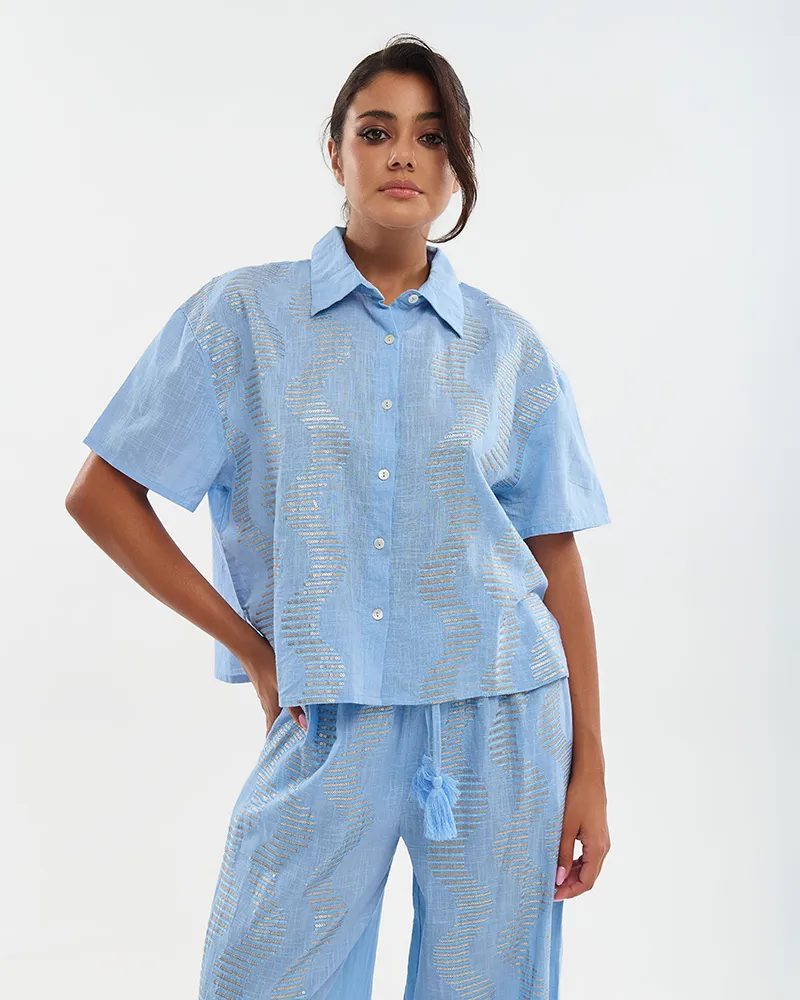 ΠΟΥΚΑΜΙΣΟ ΜΕ ΚΟΝΤΟ ΜΑΝΙΚΙ ΣΕ ΓΑΛΑΖΙΟ ΜΕ ΑΣΗΜΕΝΙΕΣ ΠΟΥΛΙΕΣ ONE SIZE (100% COTTON) ΠΟΥΚΑΜΙΣΟ ΜΕ ΚΟΝΤΟ ΜΑΝΙΚΙ ΣΕ ΓΑΛΑΖΙΟ ΜΕ ΑΣΗΜΕΝΙΕΣ ΠΟΥΛΙΕΣ ONE SIZE (100% COTTON)