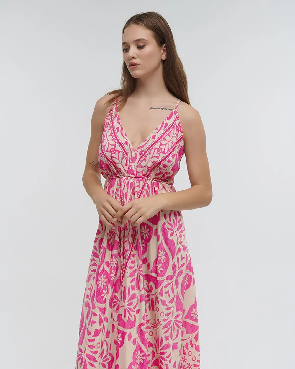 ΦΟΡΕΜΑ ΜΑΚΡΥ ΕΞΩΠΛΑΤΟ ΕΜΠΡΙΜΕ ΜΕ ΛΟΥΛΟΥΔΙΑ ΛΕΥΚΟ/ΡΟΖ ΜΕ ΧΡΥΣΕΣ ΛΕΠΤΟΜΕΡΕΙΕΣ ONE SIZE (100% CREPE)