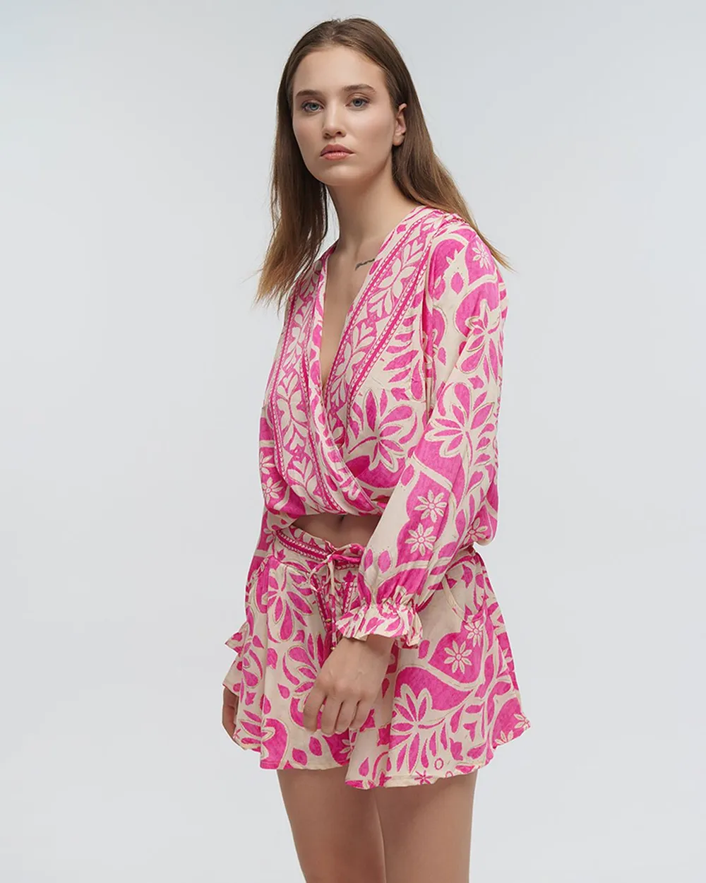 ΤΟΠ ΚΟΝΤΟ ΔΕΤΟ ΕΜΠΡΙΜΕ ΜΕ ΛΟΥΛΟΥΔΙΑ ΛΕΥΚΟ/ΡΟΖ ΜΕ ΧΡΥΣΕΣ ΛΕΠΤΟΜΕΡΕΙΕΣ ONE SIZE (100% CREPE)