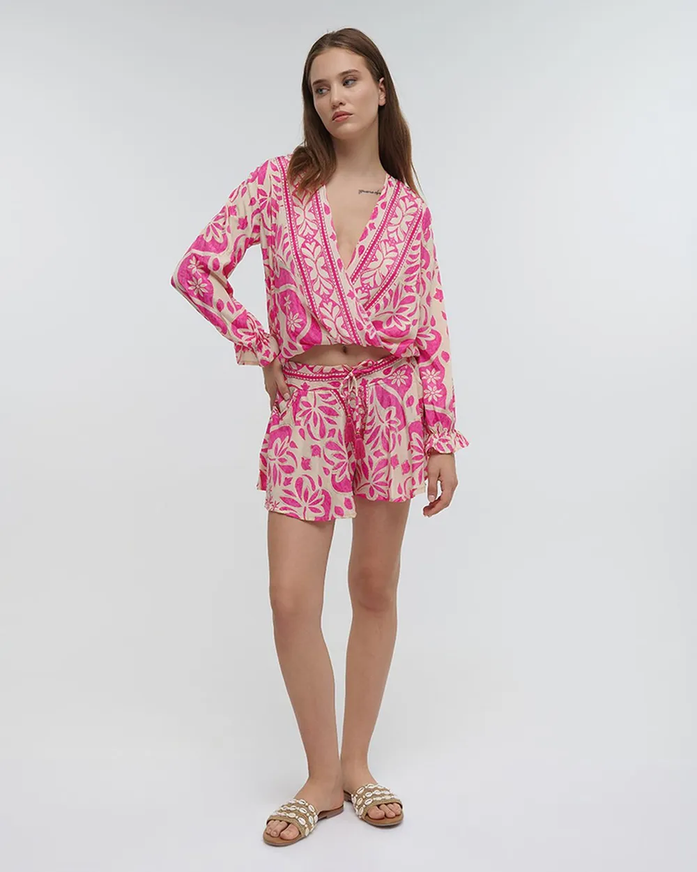 ΤΟΠ ΚΟΝΤΟ ΔΕΤΟ ΕΜΠΡΙΜΕ ΜΕ ΛΟΥΛΟΥΔΙΑ ΛΕΥΚΟ/ΡΟΖ ΜΕ ΧΡΥΣΕΣ ΛΕΠΤΟΜΕΡΕΙΕΣ ONE SIZE (100% CREPE)