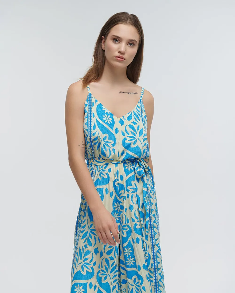 ΟΛΟΣΩΜΗ ΦΟΡΜΑ ΜΑΚΡΙΑ ΑΜΑΝΙΚΗ ΕΜΠΡΙΜΕ ΜΕ ΛΟΥΛΟΥΔΙΑ ΛΕΥΚΟ/ΜΠΛΕ ΜΕ ΧΡΥΣΕΣ ΛΕΠΤΟΜΕΡΕΙΕΣ ONE SIZE (100% CREPE)