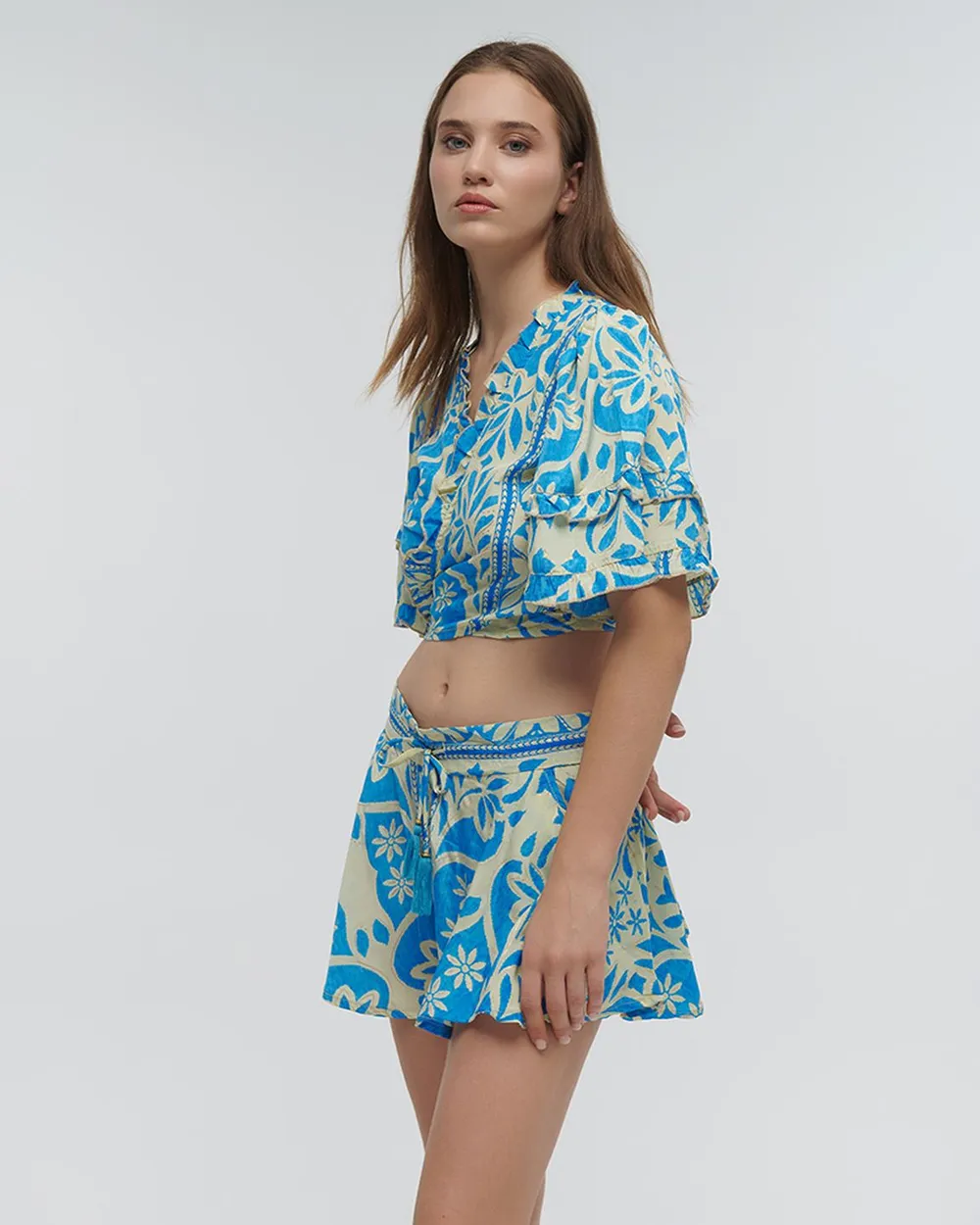 ΤΟΠ ΚΟΝΤΟ ΔΕΤΟ ΕΜΠΡΙΜΕ ΜΕ ΛΟΥΛΟΥΔΙΑ ΛΕΥΚΟ/ΜΠΛΕ ΜΕ ΧΡΥΣΕΣ ΛΕΠΤΟΜΕΡΕΙΕΣ ONE SIZE (100% CREPE)