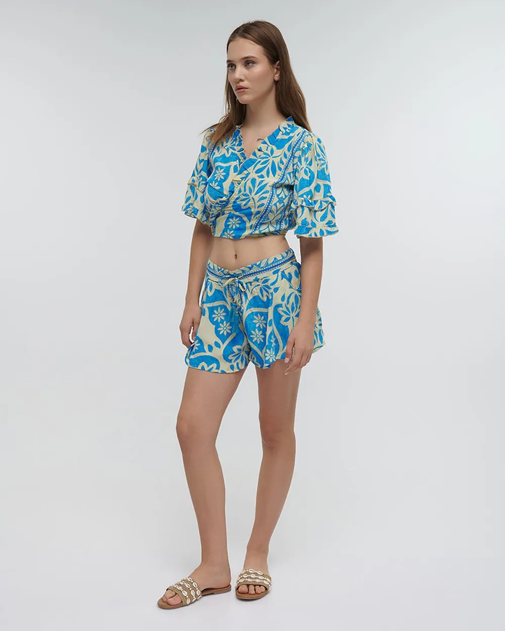 ΤΟΠ ΚΟΝΤΟ ΔΕΤΟ ΕΜΠΡΙΜΕ ΜΕ ΛΟΥΛΟΥΔΙΑ ΛΕΥΚΟ/ΜΠΛΕ ΜΕ ΧΡΥΣΕΣ ΛΕΠΤΟΜΕΡΕΙΕΣ ONE SIZE (100% CREPE)