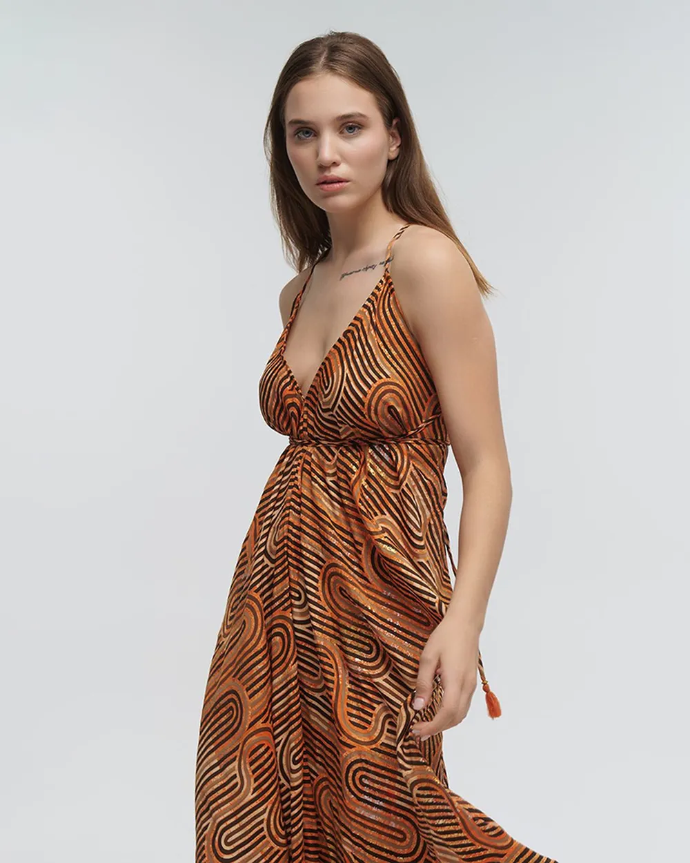 ΦΟΡΕΜΑ ΜΑΚΡΥ ΕΞΩΠΛΑΤΟ ΠΟΡΤΟΚΑΛΙ ΜΕ ΓΕΩΜEΤΡΙΚΑ ΣΧΕΔΙΑ ΚΑΙ ΧΡΥΣΕΣ ΛΕΠΤΟΜΕΡΕΙΕΣ ONE SIZE (100%RAYON)