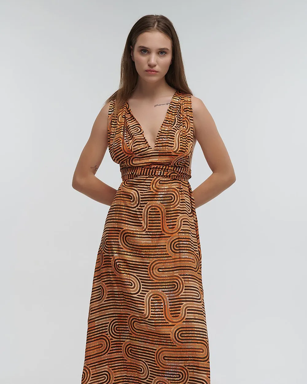 ΦΟΡΕΜΑ ΜΑΚΡΥ ΠΟΛΥΜΟΡΦΙΚΟ ΠΟΡΤΟΚΑΛΙ ΜΕ ΓΕΩΜΕΤΡΙΚΑ ΣΧΕΔΙΑ ΚΑΙ ΧΡΥΣΕΣ ΛΕΠΤΟΜΕΡΕΙΕΣ ONE SIZE (100%RAYON)