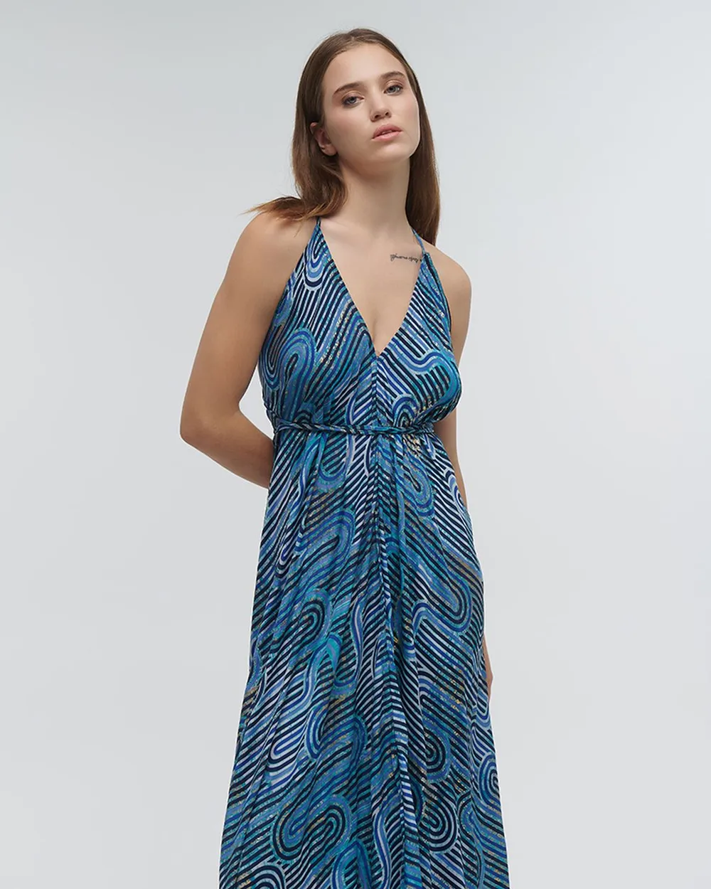 ΦΟΡΕΜΑ ΜΑΚΡΥ ΕΞΩΠΛΑΤΟ ΜΠΛΕ ΜΕ ΓΕΩΜΕΤΡΙΚΑ ΣΧΕΔΙΑ ΚΑΙ ΧΡΥΣΕΣ ΛΕΠΤΟΜΕΡΕΙΕΣ ONE SIZE (100%RAYON)