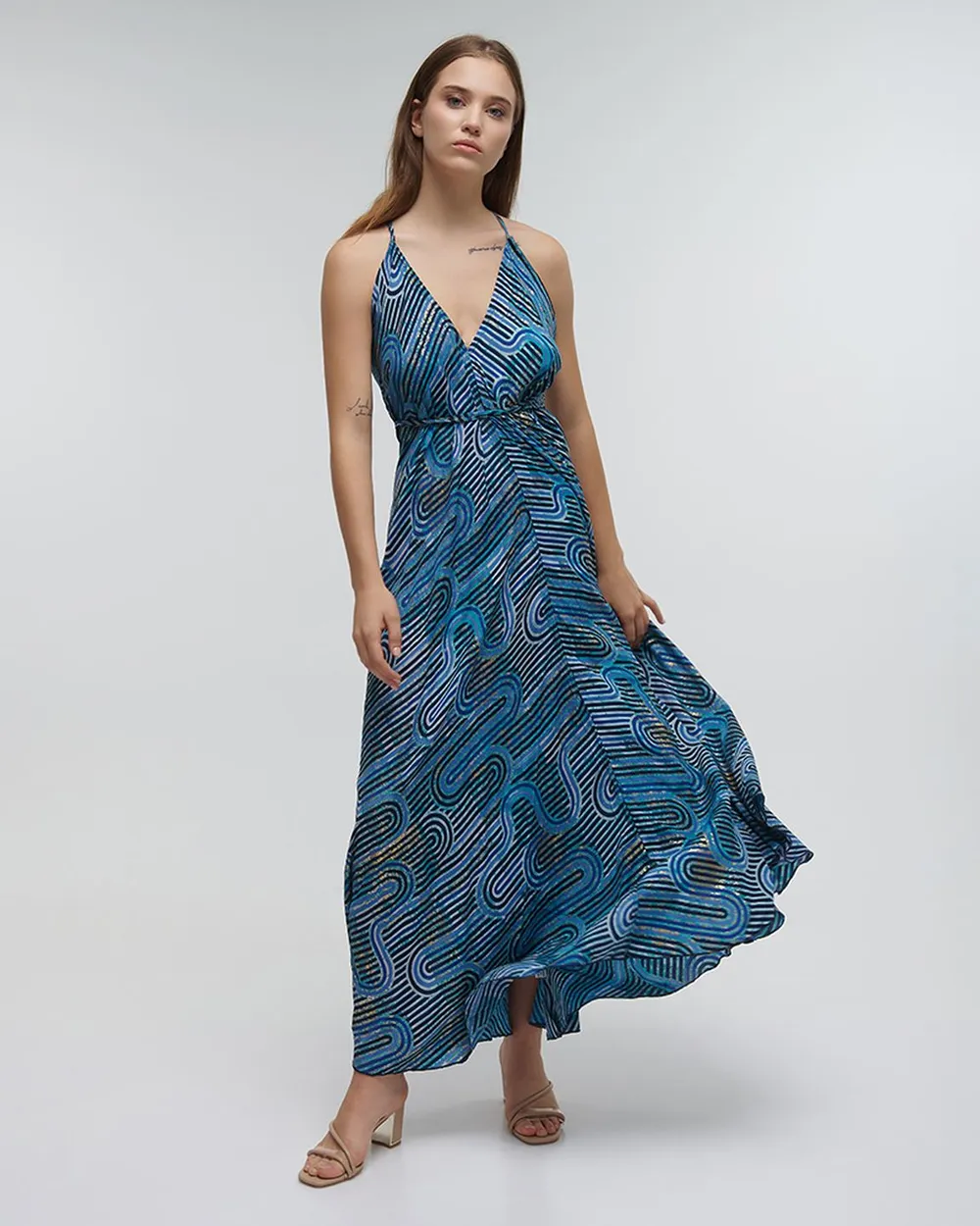 ΦΟΡΕΜΑ ΜΑΚΡΥ ΕΞΩΠΛΑΤΟ ΜΠΛΕ ΜΕ ΓΕΩΜΕΤΡΙΚΑ ΣΧΕΔΙΑ ΚΑΙ ΧΡΥΣΕΣ ΛΕΠΤΟΜΕΡΕΙΕΣ ONE SIZE (100%RAYON)