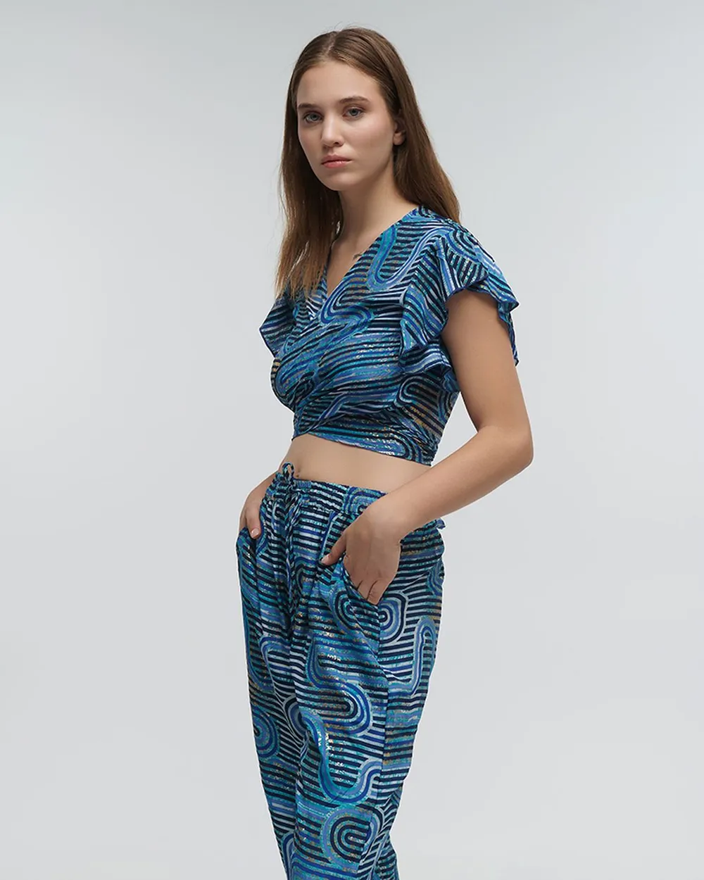 ΤΟΠ ΚΟΝΤΟ ΔΕΤΟ ΜΠΛΕ ΜΕ ΓΕΩΜΕΤΡΙΚΑ ΣΧΕΔΙΑ ΚΑΙ ΧΡΥΣΕΣ ΛΕΠΤΟΜΕΡΕΙΕΣ ONE SIZE (100% RAYON)