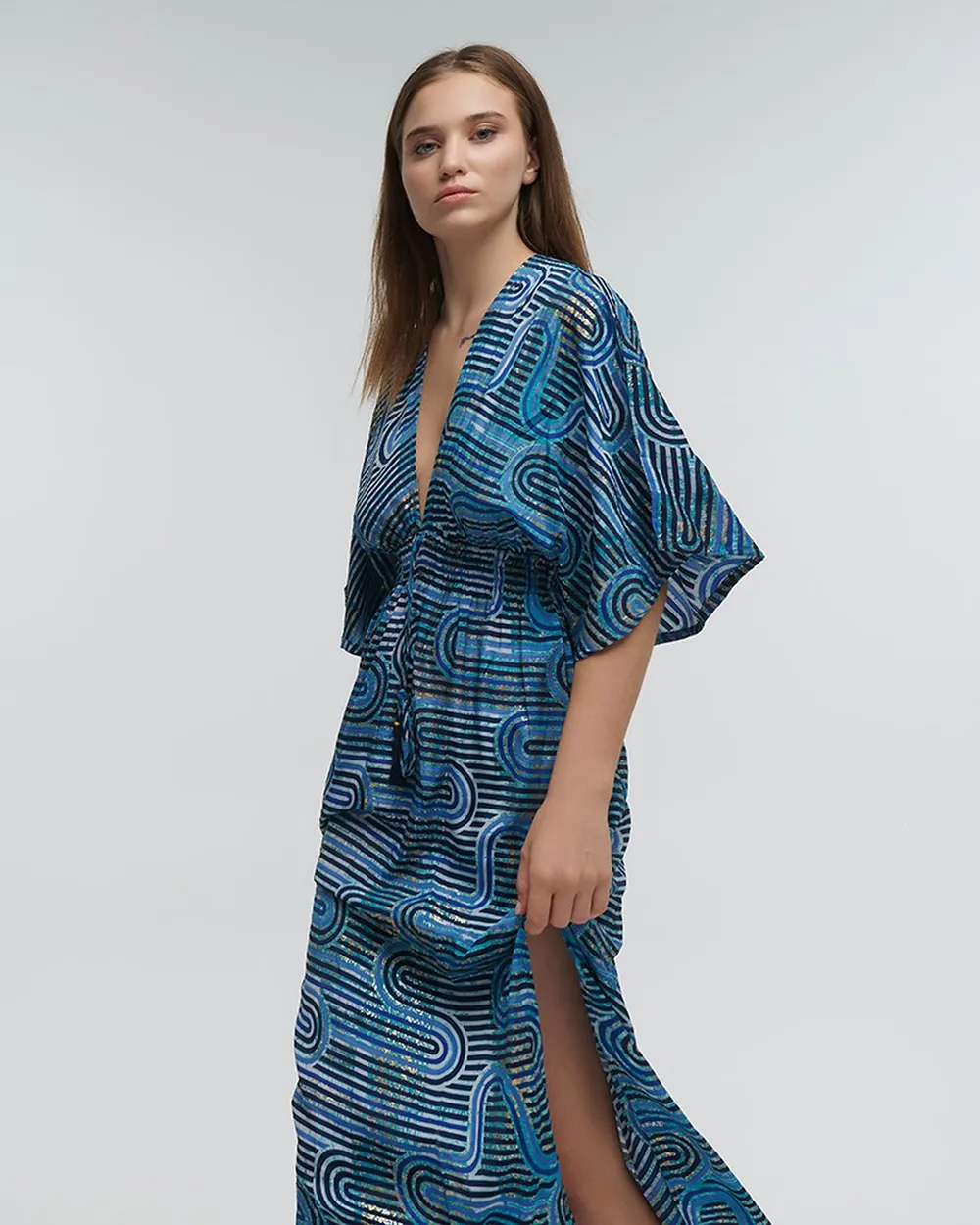 ΦΟΡΕΜΑ ΜΑΚΡΥ ΜΕ 3/4 ΜΑΝΙΚΙ ΜΠΛΕ ΜΕ ΓΕΩΜΕΤΡΙΚΑ ΣΧΕΔΙΑ ΚΑΙ ΧΡΥΣΕΣ ΛΕΠΤΟΜΕΡΕΙΕΣ ONE SIZE (100%RAYON)