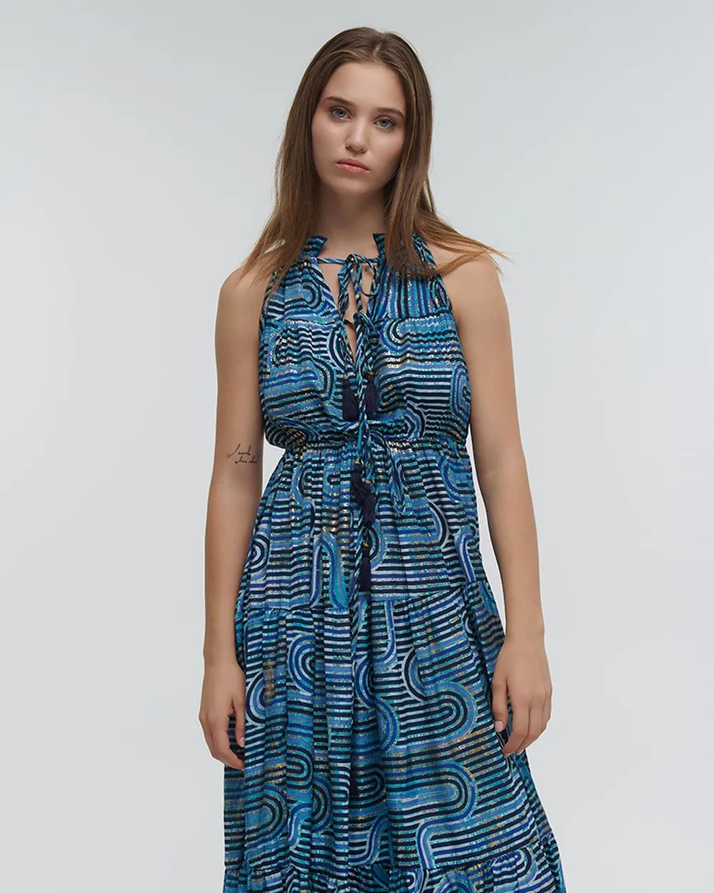 ΦΟΡΕΜΑ ΜΑΚΡΥ ΑΜΑΝΙΚΟ ΜΠΛΕ ΜΕ ΓΕΩΜΑΤΡΙΚΑ ΣΧΕΔΙΑ ΚΑΙ ΧΡΥΣΕΣ ΛΕΠΤΟΜΕΡΕΙΕΣ ONE SIZE (100%RAYON)