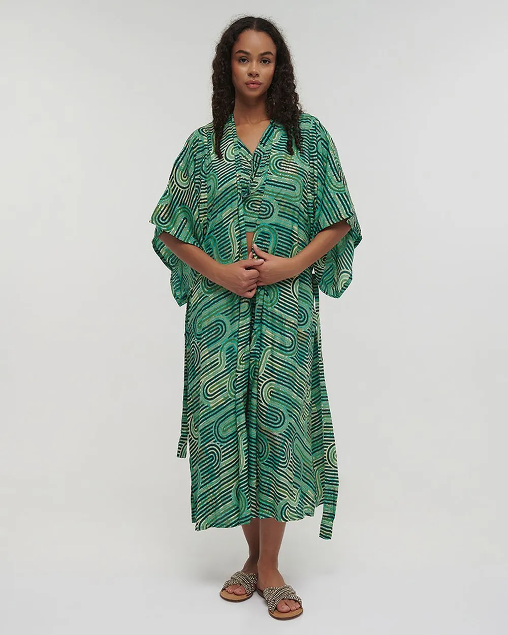 ΚΙΜΟΝΟ ΜΑΚΡΥ ΜΕ ΖΩΝΗ ΠΡΑΣΙΝΟ ΜΕ ΓΕΩΜΑΤΡΙΚΑ ΣΧΕΔΙΑ ΚΑΙ ΧΡΥΣΕΣ ΛΕΠΤΟΜΕΡΕΙΕΣ ONE SIZE (100%RAYON)