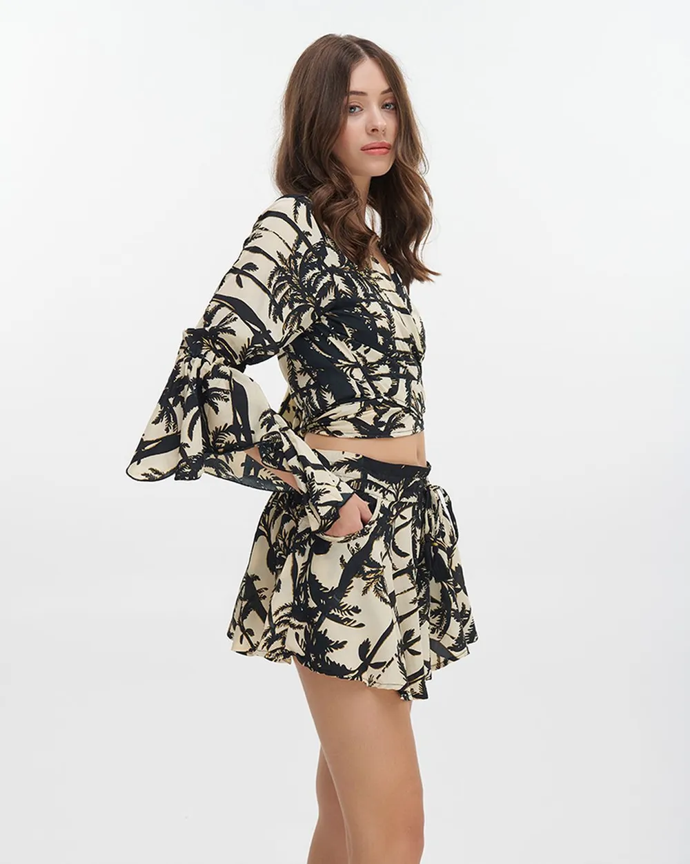 ΤΟΠ ΚΟΝΤΟ ΔΕΤΟ  ''ΦΟΙΝΙΚΕΣ'' ΜΑΥΡΟ ΜΕ ΧΡΥΣΕΣ ΛΕΠΤΟΜΕΡΕΙΕΣ ONE SIZE (100% CREPE)