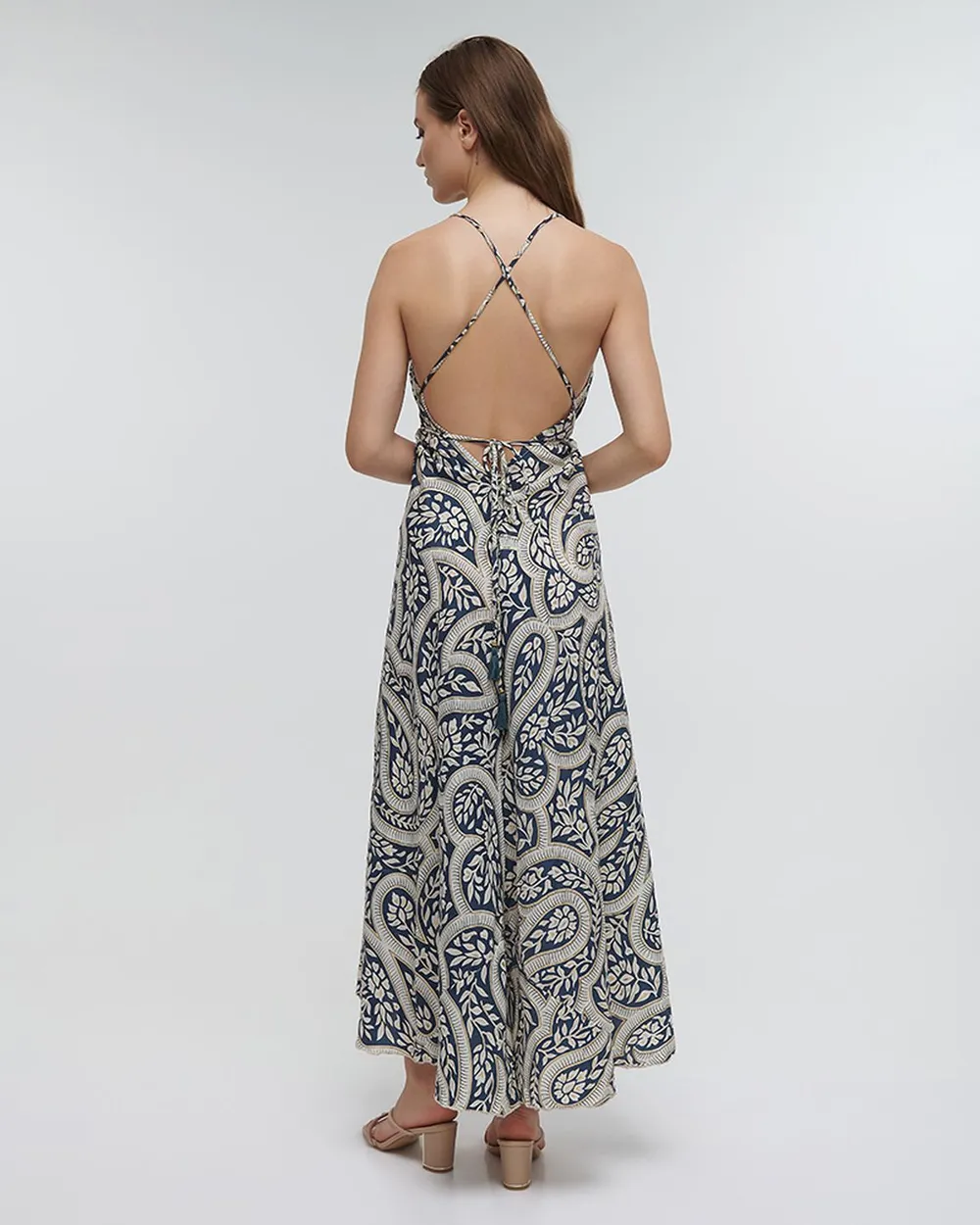 ΦΟΡΕΜΑ ΜΑΚΡΥ ΕΞΩΠΛΑΤΟ ΕΜΠΡΙΜΕ ΜΕ ΦΥΛΛΑ ΜΠΛΕ/ΛΕΥΚΟ ΜΕ ΧΡΥΣΕΣ ΛΕΠΤΟΜΕΡΕΙΕΣ ONE SIZE (100% CREPE)