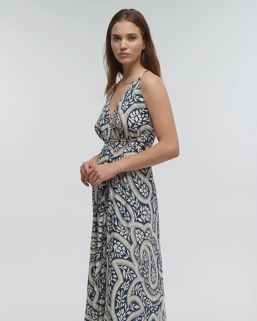 ΦΟΡΕΜΑ ΜΑΚΡΥ ΕΞΩΠΛΑΤΟ ΕΜΠΡΙΜΕ ΜΕ ΦΥΛΛΑ ΜΠΛΕ/ΛΕΥΚΟ ΜΕ ΧΡΥΣΕΣ ΛΕΠΤΟΜΕΡΕΙΕΣ ONE SIZE (100% CREPE)