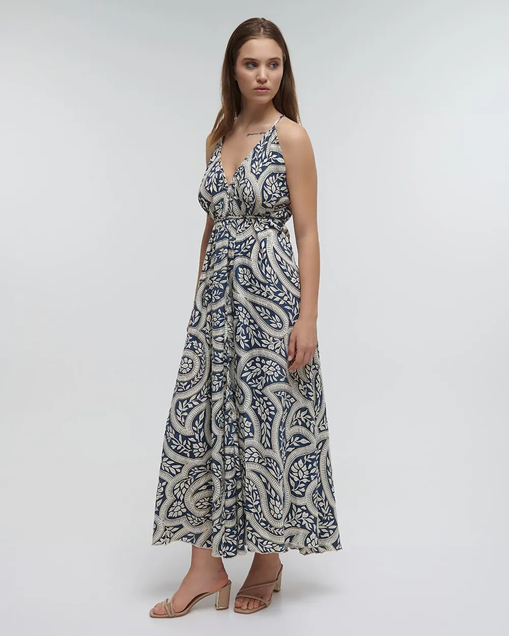 ΦΟΡΕΜΑ ΜΑΚΡΥ ΕΞΩΠΛΑΤΟ ΕΜΠΡΙΜΕ ΜΕ ΦΥΛΛΑ ΜΠΛΕ/ΛΕΥΚΟ ΜΕ ΧΡΥΣΕΣ ΛΕΠΤΟΜΕΡΕΙΕΣ ONE SIZE (100% CREPE)