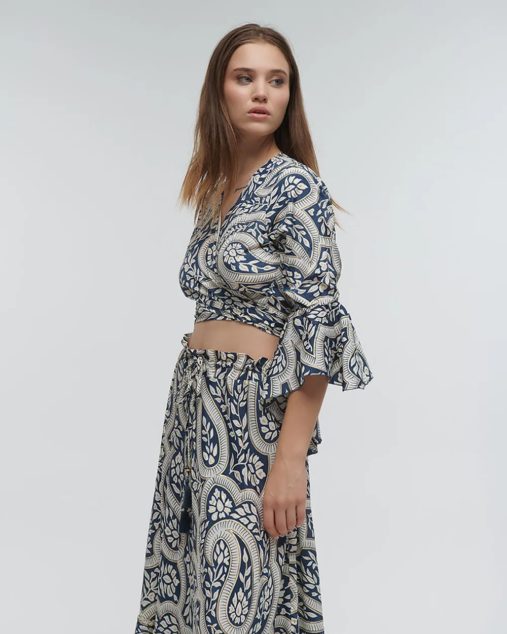 ΤΟΠ ΚΟΝΤΟ ΔΕΤΟ ΕΜΠΡΙΜΕ ΜΕ ΦΥΛΛΑ ΜΠΛΕ/ΛΕΥΚΟ ΜΕ ΧΡΥΣΕΣ ΛΕΠΤΟΜΕΡΕΙΕΣ ONE SIZE (100% CREPE)