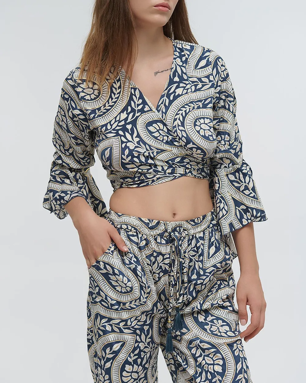 ΠΑΝΤΕΛΟΝΑ ΕΜΠΡΙΜΕ ΜΕ ΤΣΕΠΕΣ ΚΑΙ ΦΥΛΛΑ ΜΠΛΕ/ΛΕΥΚΟ ΜΕ ΧΡΥΣΕΣ ΛΕΠΤΟΜΕΡΕΙΕΣ S/M (100% CREPE)