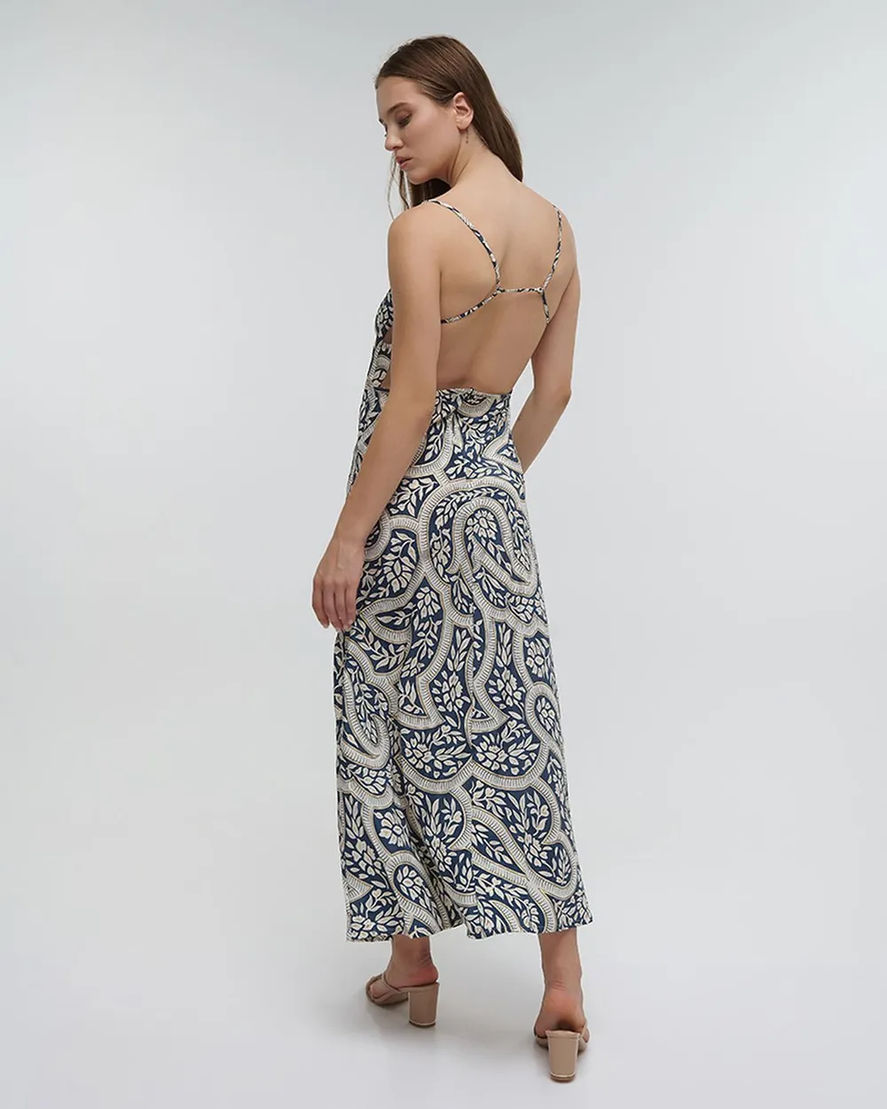 ΦΟΡΕΜΑ ΜΑΚΡΥ ΕΜΠΡΙΜΕ ΜΕ ΤΙΡΑΝΤΕΣ ΚΑΙ ΦΥΛΛΑ ΜΠΛΕ/ΛΕΥΚΟ ΜΕ ΧΡΥΣΕΣ ΛΕΠΤΟΜΕΡΕΙΕΣ ONE SIZE (100% CREPE)