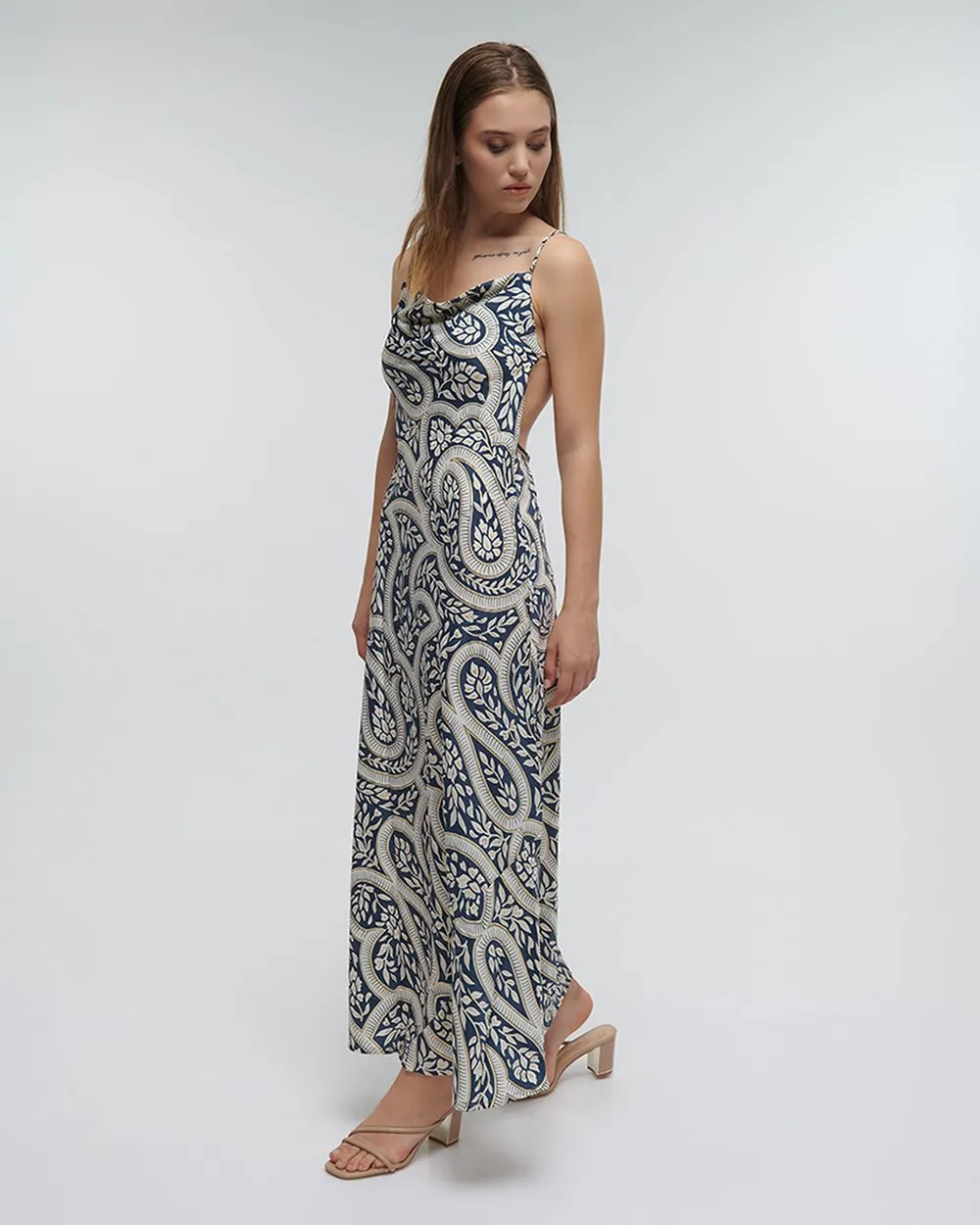 ΦΟΡΕΜΑ ΜΑΚΡΥ ΕΜΠΡΙΜΕ ΜΕ ΤΙΡΑΝΤΕΣ ΚΑΙ ΦΥΛΛΑ ΜΠΛΕ/ΛΕΥΚΟ ΜΕ ΧΡΥΣΕΣ ΛΕΠΤΟΜΕΡΕΙΕΣ ONE SIZE (100% CREPE)