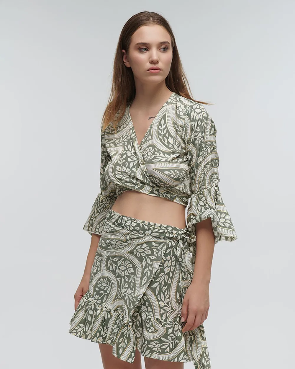 ΤΟΠ ΚΟΝΤΟ ΔΕΤΟ ΕΜΠΡΙΜΕ ΜΕ ΦΥΛΛΑ ΠΡΑΣΙΝΟ/ΛΕΥΚΟ ΜΕ ΧΡΥΣΕΣ ΛΕΠΤΟΜΕΡΕΙΕΣ ONE SIZE (100% CREPE)