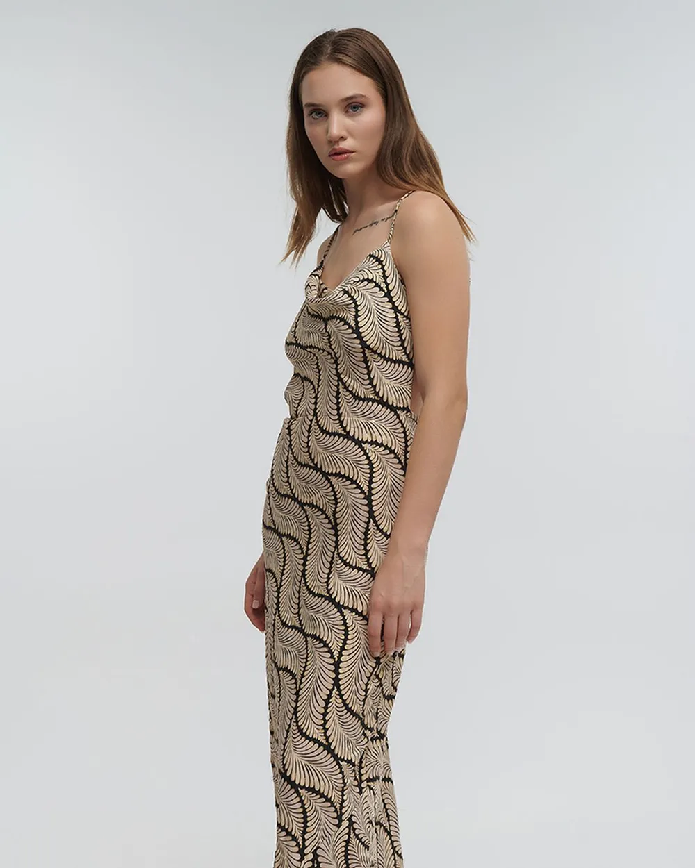 ΦΟΡΕΜΑ ΜΑΚΡΥ ΜΕ ΤΙΡΑΝΤΕΣ ''ΦΥΛΛΟ'' ΜΑΥΡΟ ΜΕ ΧΡΥΣΕΣ ΛΕΠΤΟΜΕΡΕΙΕΣ ONE SIZE (100% RAYON)