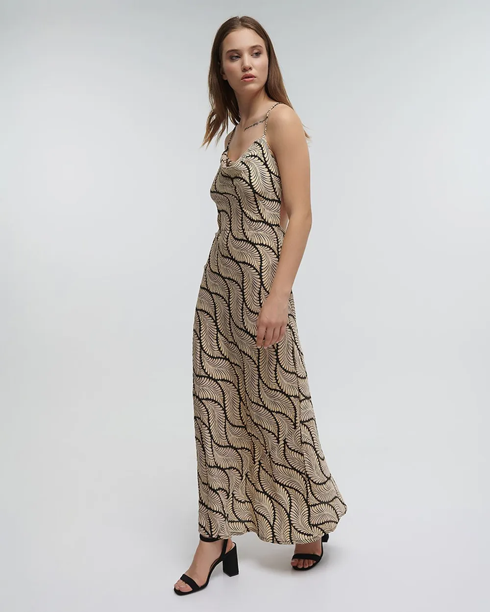 ΦΟΡΕΜΑ ΜΑΚΡΥ ΜΕ ΤΙΡΑΝΤΕΣ ''ΦΥΛΛΟ'' ΜΑΥΡΟ ΜΕ ΧΡΥΣΕΣ ΛΕΠΤΟΜΕΡΕΙΕΣ ONE SIZE (100% RAYON)