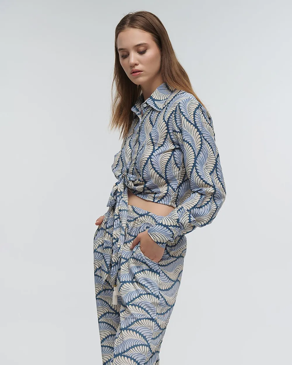 ΠΟΥΚΑΜΙΣΟ ΚΟΝΤΟ ΔΕΤΟ ''ΦΥΛΛΟ'' ΜΠΛΕ ΜΕ ΧΡΥΣΕΣ ΛΕΠΤΟΜΕΡΕΙΕΣ ONE SIZE (100% RAYON)