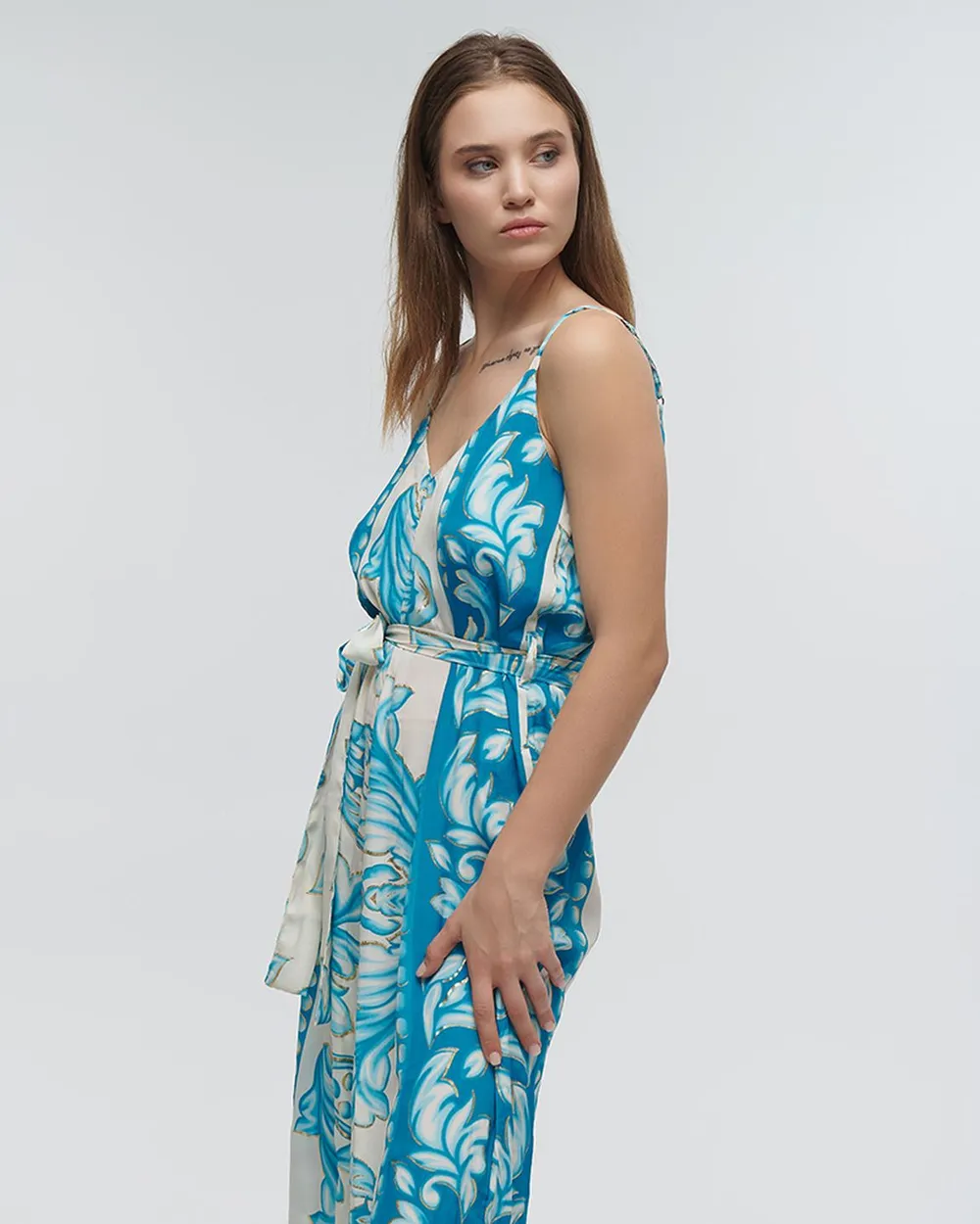 ΟΛΟΣΩΜΗ ΦΟΡΜΑ ΜΑΚΡΙΑ ΑΜΑΝΙΚΗ ΤΙΡΚΟΥΑΖ ΜΕ ΧΡΥΣΕΣ ΛΕΠΤΟΜΕΡΕΙΕΣ ONE SIZE (100%RAYON)