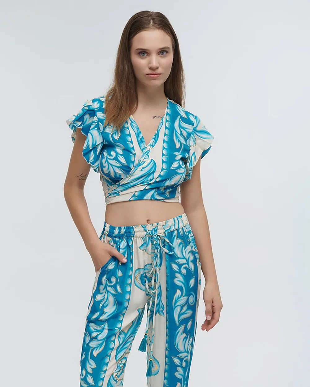 ΤΟΠ ΚΟΝΤΟ ΔΕΤΟ ΤΙΡΚΟΥΑΖ ΜΕ ΧΡΥΣΕΣ ΛΕΠΤΟΜΕΡΕΙΕΣ ONE SIZE (100% RAYON)