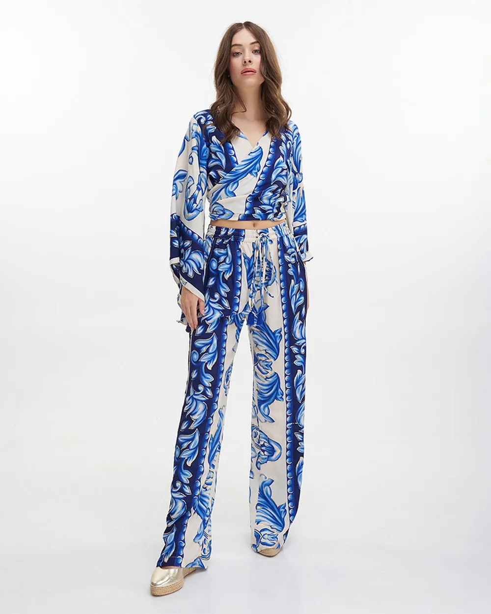 ΤΟΠ ΚΟΝΤΟ ΔΕΤΟ ΜΕ ΜΑΚΡΥ ΜΑΝΙΚΙ ΜΠΛΕ ΜΕ ΧΡΥΣΕΣ ΛΕΠΤΟΜΕΡΕΙΕΣ ONE SIZE (100% CREPE)