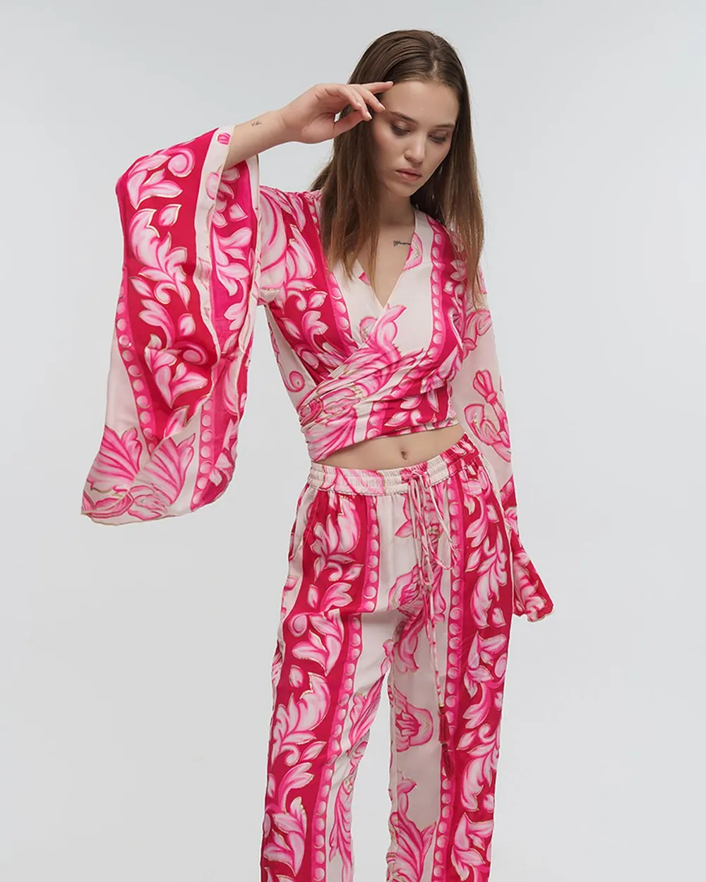 ΤΟΠ ΚΟΝΤΟ ΔΕΤΟ ΜΕ ΜΑΚΡΥ ΜΑΝΙΚΙ ΦΟΥΞΙΑ ΜΕ ΧΡΥΣΕΣ ΛΕΠΤΟΜΕΡΕΙΕΣ ONE SIZE (100%RAYON)