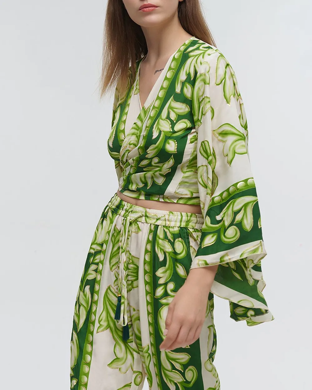 ΤΟΠ ΚΟΝΤΟ ΔΕΤΟ ΜΕ ΜΑΚΡΥ ΜΑΝΙΚΙ ΠΡΑΣΙΝΟ ΜΕ ΧΡΥΣΕΣ ΛΕΠΤΟΜΕΡΕΙΕΣ ONE SIZE (100%RAYON)