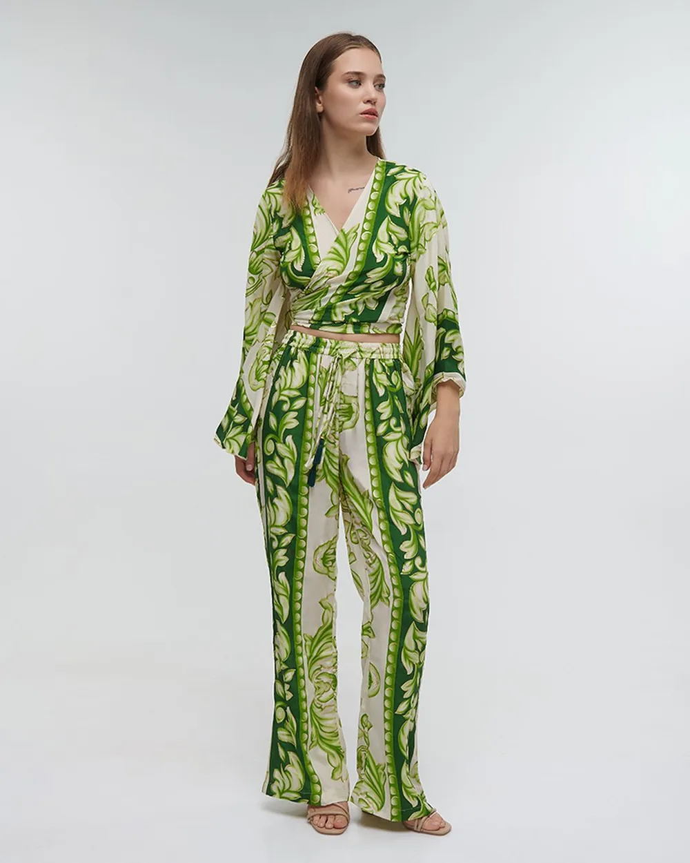 ΤΟΠ ΚΟΝΤΟ ΔΕΤΟ ΜΕ ΜΑΚΡΥ ΜΑΝΙΚΙ ΠΡΑΣΙΝΟ ΜΕ ΧΡΥΣΕΣ ΛΕΠΤΟΜΕΡΕΙΕΣ ONE SIZE (100%RAYON)