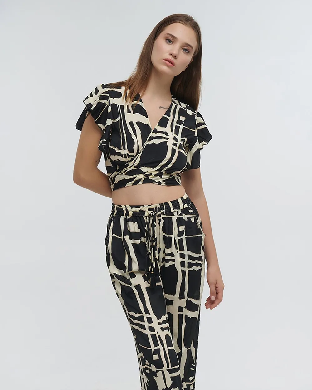 ΤΟΠ ΚΟΝΤΟ ΔΕΤΟ ''BLOCKS'' ΜΑΥΡΟ ΜΕ ΧΡΥΣΕΣ ΛΕΠΤΟΜΕΡΕΙΕΣ ONE SIZE (100% CREPE)