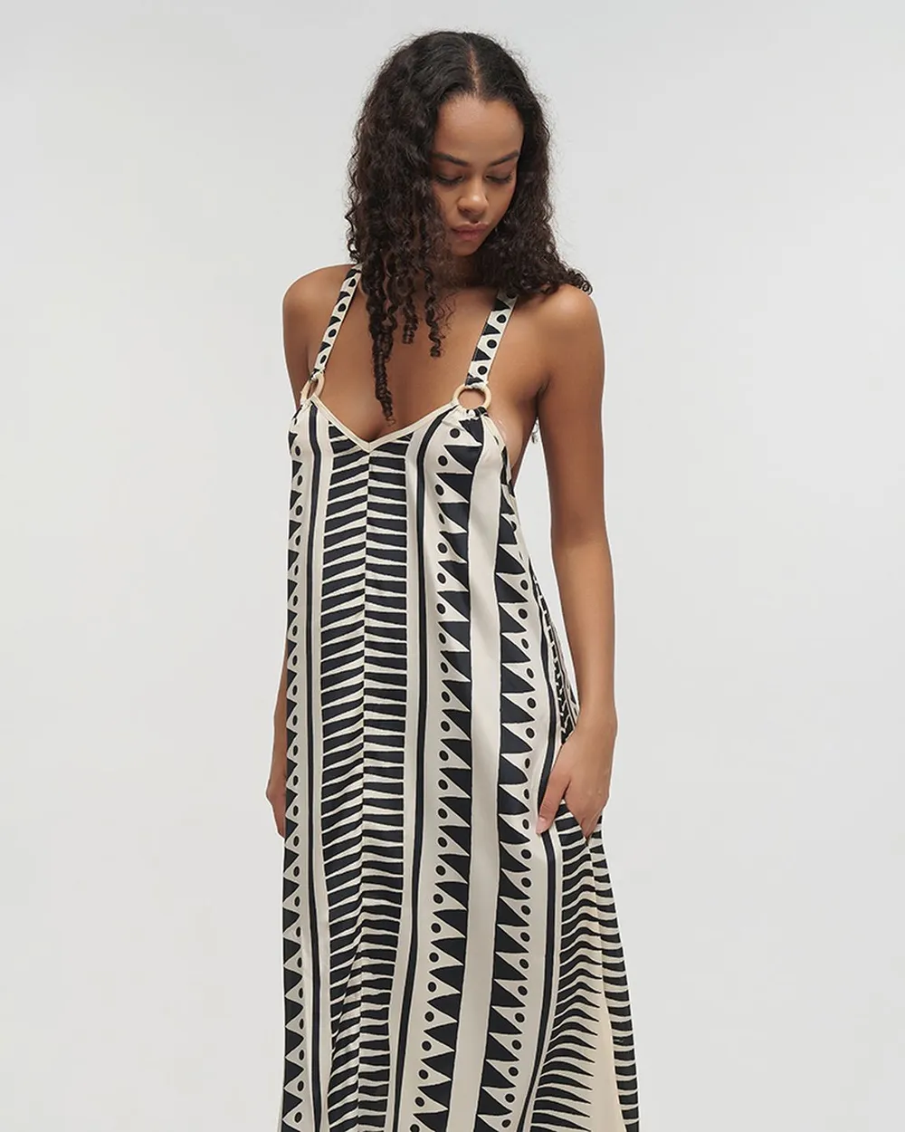 ΦΟΡΕΜΑ ΜΑΚΡΥ ΑΜΑΝΙΚΟ ΜΠΕΖ/ΜΑΥΡΟ ΜΕ ΓΕΩΜΕΤΡΙΚΑ ΣΧΕΔΙΑ ONE SIZE (100%RAYON)