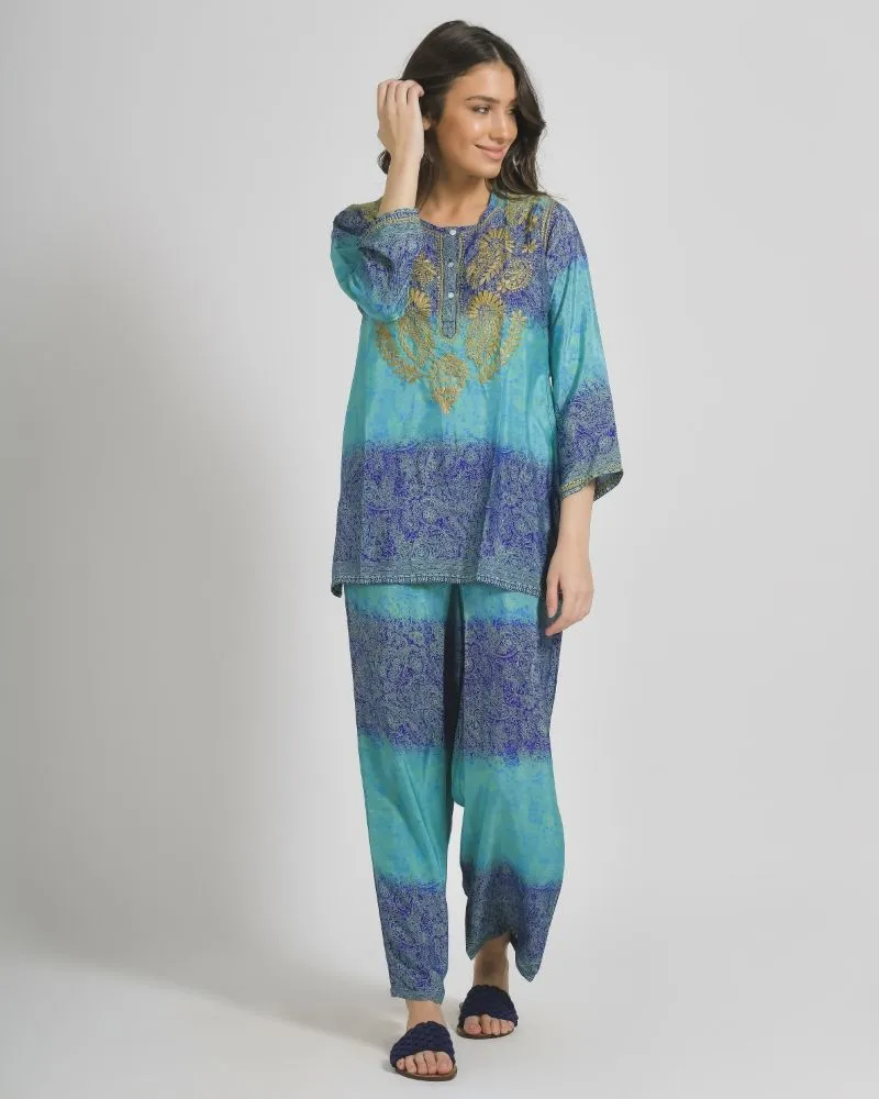 TUNIC/ΚΑΦΤΑΝΙ ΣΕ ΜΠΛΕ/ΠΡΑΣΙΝΟ ΧΡΩΜΑ ΜΕ ΣΧΕΔΙΑ ΚΑΙ ΚΟΥΜΠΙΑ ΜΑΚΡΥ ΜΑΝΙΚΙ S/M (28%SILK / 72% CREPE)