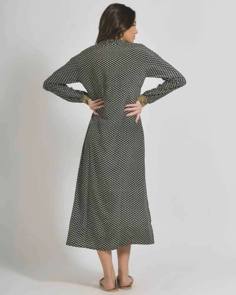 ΠΟΥΚΑΜΙΣΑ ΜΑΚΡΙΑ ΣΕ ΜΑΥΡΟ/ΜΠΕΖ ΧΡΩΜΑ ΜΕ ΣΧΕΔΙΑ ΚΑΙ ΚΟΥΜΠΙΑ ΜΑΚΡΥ ΜΑΝΙΚΙ M/L (28%SILK / 72%CREPE)