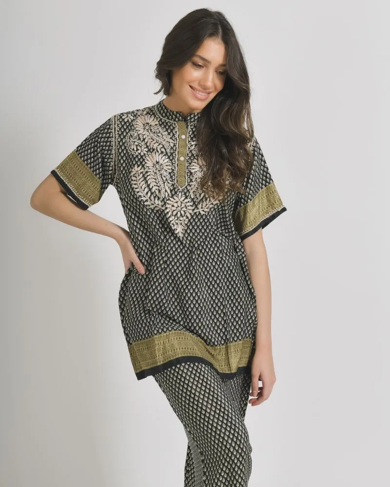 ΜΠΛΟΥΖΑ/TUNIC ΚΟΝΤΟΜΑΝΙΚΗ ΕΜΠΡΙΜΕ ΣΕ ΜΑΥΡΟ/ΜΠΕΖ ΧΡΩΜΑ ΜΕ ΣΧΕΔΙΑ S/M (28%SILK / 72%CREPE)