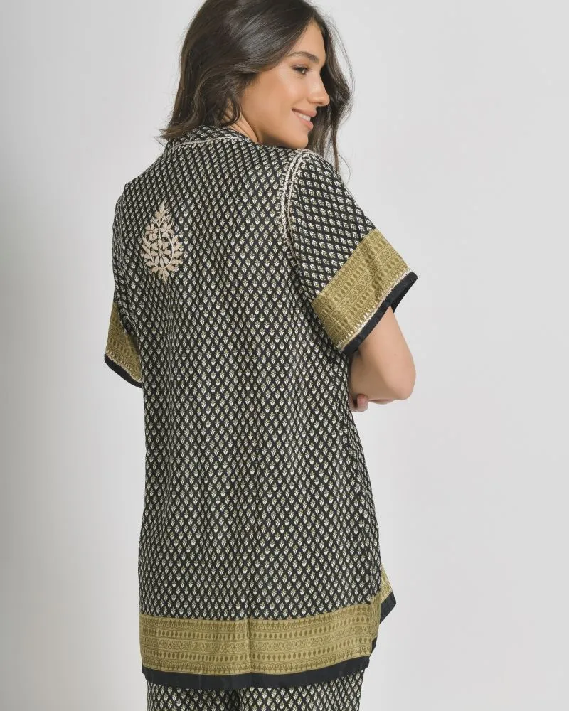 ΜΠΛΟΥΖΑ/TUNIC ΚΟΝΤΟΜΑΝΙΚΗ ΕΜΠΡΙΜΕ ΣΕ ΜΑΥΡΟ/ΜΠΕΖ ΧΡΩΜΑ ΜΕ ΣΧΕΔΙΑ M/L (28%SILK / 72%CREPE)